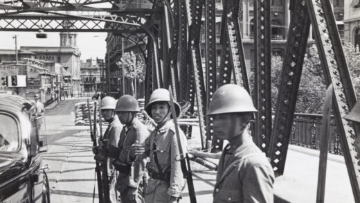 【jpg清晰版】1937年上海花园桥的日本海军陆战队.jpg
