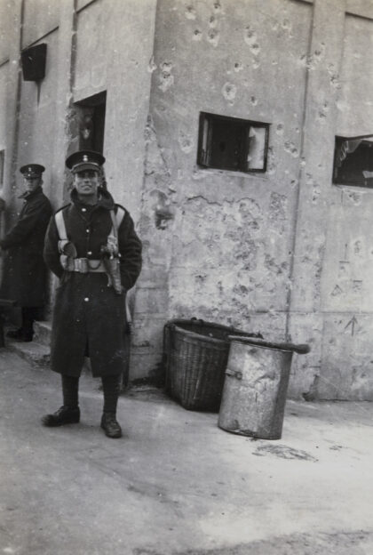 【jpg清晰版】1937年上海苏州河畔弹痕累累的f号碉堡旁的英军士兵.jpg