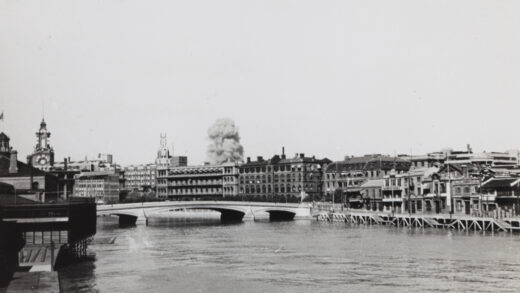 【jpg清晰版】1937年上海苏州河畔总医院后方炸弹爆炸.jpg