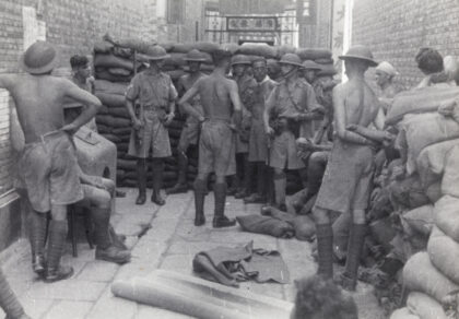 【jpg清晰版】1937年上海英军士兵在沙袋构筑的路障巷战中.jpg
