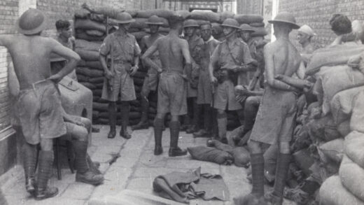 【jpg清晰版】1937年上海英军士兵在沙袋构筑的路障巷战中.jpg