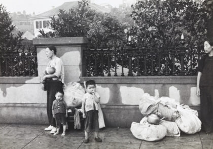 【jpg清晰版】1937年上海英国领事馆外带着孩子和行李的女性难民.jpg
