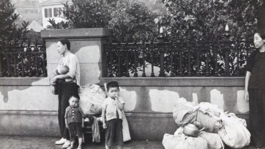【jpg清晰版】1937年上海英国领事馆外带着孩子和行李的女性难民.jpg