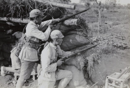 【jpg清晰版】1937年上海虹桥附近哨所持汉阳88式步枪的中国士兵.jpg