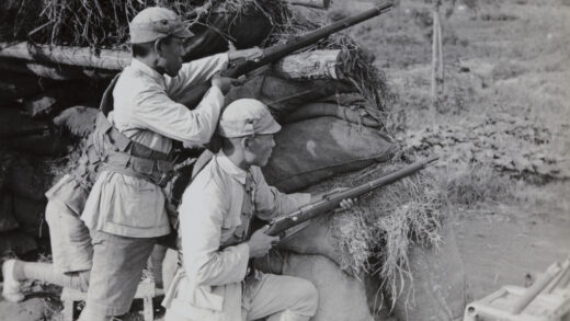 【jpg清晰版】1937年上海虹桥附近哨所持汉阳88式步枪的中国士兵.jpg