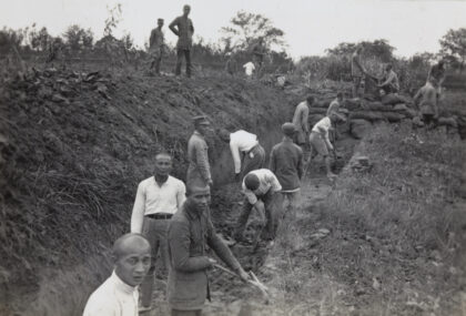 【jpg清晰版】1937年上海虹桥附近挖掘战壕的国军士兵（88师）.jpg