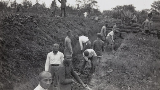 【jpg清晰版】1937年上海虹桥附近挖掘战壕的国军士兵（88师）.jpg