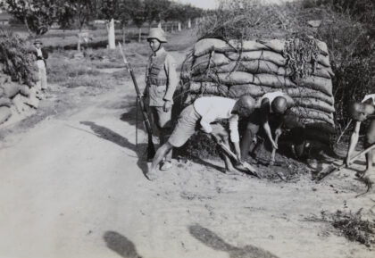 【jpg清晰版】1937年上海虹桥附近的中国国民革命军（88师）士兵与掩体.jpg
