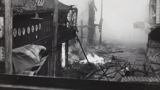 【jpg清晰版】1937年上海街头烈火熊熊、浓烟滚滚中的消防员.jpg