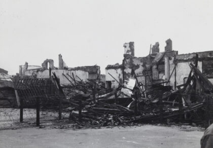 【jpg清晰版】1937年上海被炸毁的建筑物与铁丝网障碍物.jpg