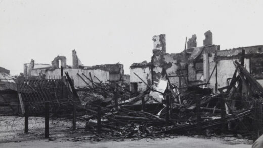 【jpg清晰版】1937年上海被炸毁的建筑物与铁丝网障碍物.jpg