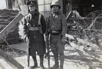 【jpg清晰版】1937年上海西藏路与北苏州路英军士兵与日本海军陆战队士兵.jpg