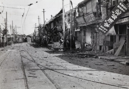 【jpg清晰版】1937年上海轰炸后的边界路望向河南北路哨所.jpg