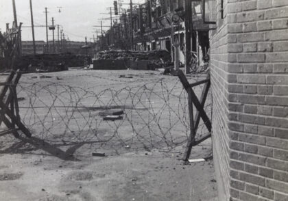 【jpg清晰版】1937年上海边界路与北河南路交汇处的碉堡街景.jpg