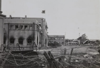 【jpg清晰版】1937年上海闸北火车站悬挂日本国旗.jpg