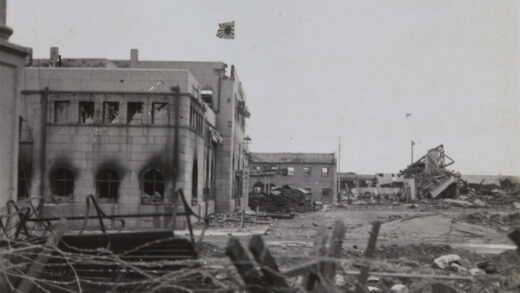 【jpg清晰版】1937年上海闸北火车站悬挂日本国旗.jpg