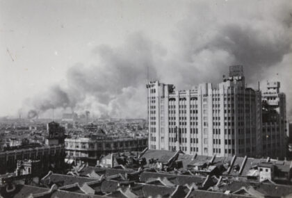 【jpg清晰版】1937年上海闸北燃烧（中景为太阳公司百货商店）.jpg