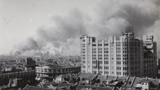 【jpg清晰版】1937年上海闸北燃烧（中景为太阳公司百货商店）.jpg