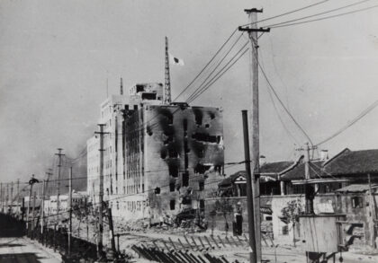 【jpg清晰版】1937年上海闸北边界路上海北站管理局大楼上悬挂日本国旗.jpg