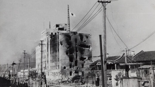 【jpg清晰版】1937年上海闸北边界路上海北站管理局大楼上悬挂日本国旗.jpg