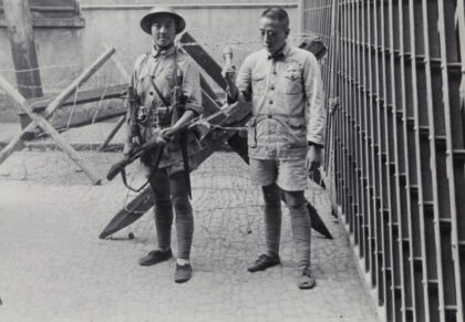 【jpg清晰版】1937年上海闸门与路障间的国军士兵.jpg