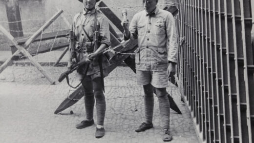 【jpg清晰版】1937年上海闸门与路障间的国军士兵.jpg