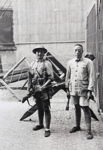 【jpg清晰版】1937年上海闸门与路障间的国民革命军士兵.jpg