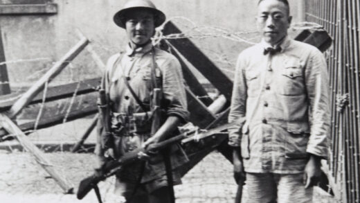 【jpg清晰版】1937年上海闸门与路障间的国民革命军士兵.jpg