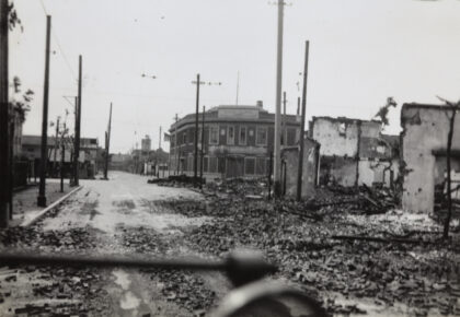 【jpg清晰版】1937年上海靠近华德路的保定路战损情况.jpg