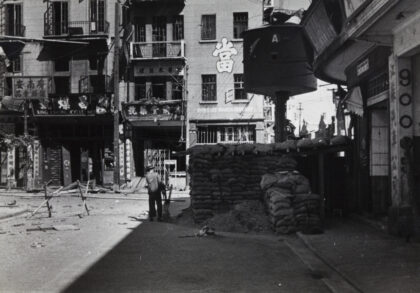 【jpg清晰版】1937年上海靠近派拉蒙大戏院位于靶子路和北江西路路口的沙袋防御工事哨岗.jpg