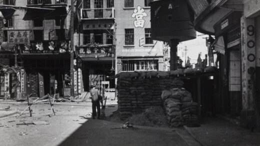 【jpg清晰版】1937年上海靠近派拉蒙大戏院位于靶子路和北江西路路口的沙袋防御工事哨岗.jpg