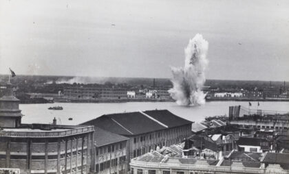 【jpg清晰版】1937年上海黄浦江中的炮弹爆炸.jpg