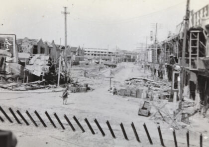 【jpg清晰版】1937年中国士兵穿过上海北河南路与界路.jpg