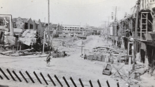 【jpg清晰版】1937年中国士兵穿过上海北河南路与界路.jpg