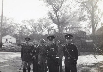 【jpg清晰版】1937年亚历山大·泰夫勒 斯莫莱特少将与英国官员、士兵及上海公共租界巡捕合影.jpg