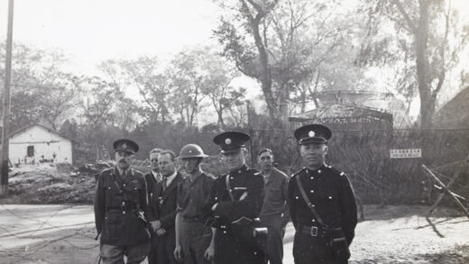 【jpg清晰版】1937年亚历山大·泰夫勒 斯莫莱特少将与英国官员、士兵及上海公共租界巡捕合影.jpg