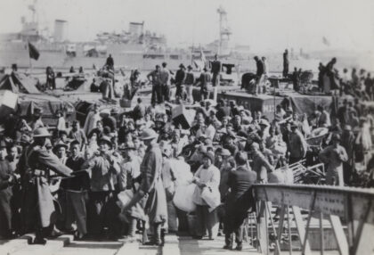 【jpg清晰版】1937年从浦东乘船抵达上海外滩的难民.jpg