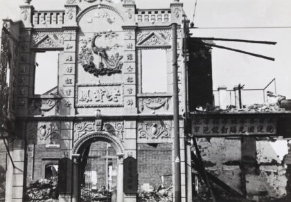 【jpg清晰版】1937年威赛德路警察局对面一栋遭战争损毁的建筑.jpg