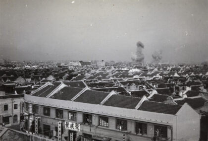 【jpg清晰版】1937年日军炸弹在上海马克沁路铁路枢纽爆炸.jpg