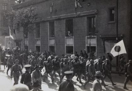 【jpg清晰版】1937年日本号手参加在上海国际租界举行的胜利游行.jpg