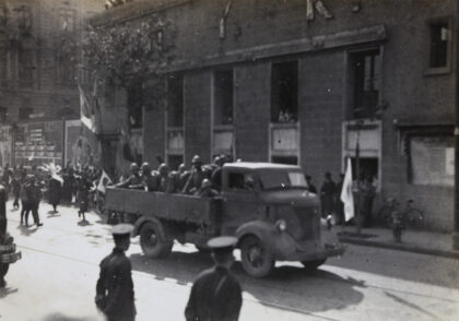 【jpg清晰版】1937年日本海军陆战队和卡车参加上海国际租界的胜利游行.jpg