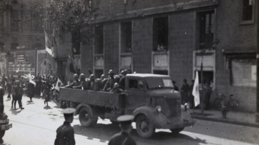 【jpg清晰版】1937年日本海军陆战队和卡车参加上海国际租界的胜利游行.jpg