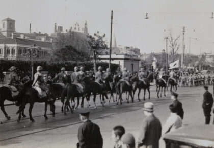 【jpg清晰版】1937年日本骑兵参加胜利阅兵经过上海英国领事馆.jpg