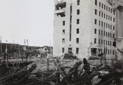 【jpg清晰版】1937年炮弹损毁上海北火车站管理局大楼闸北区界路上海.jpg