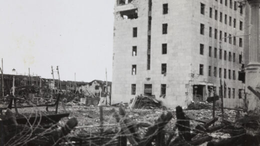 【jpg清晰版】1937年炮弹损毁上海北火车站管理局大楼闸北区界路上海.jpg