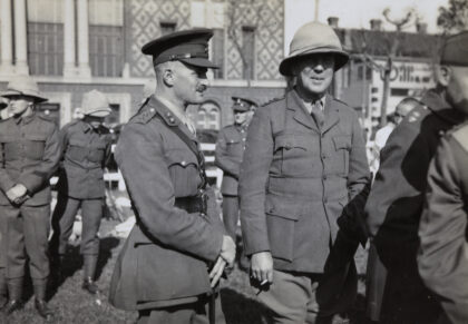 【jpg清晰版】1937年的英国士兵与军官上海.jpg