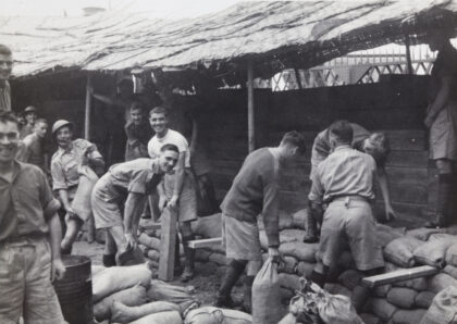 【jpg清晰版】1937年英军士兵在上海构筑沙袋防御工事.jpg
