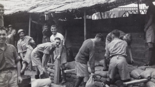 【jpg清晰版】1937年英军士兵在上海构筑沙袋防御工事.jpg