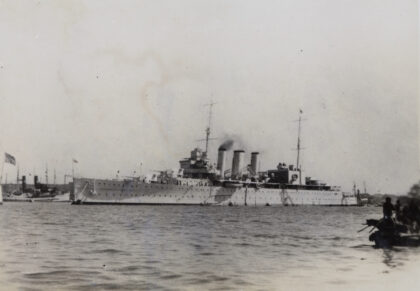 【jpg清晰版】1937年英国军舰坎伯兰号停泊在上海黄浦江.jpg