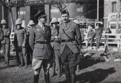 【jpg清晰版】1937年英国士兵与军官上海娱乐场.jpg